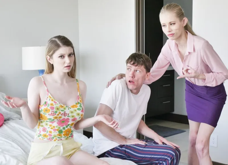 Mẹ kế bắt con gái riêng của ông xã nện với cậu con trai
