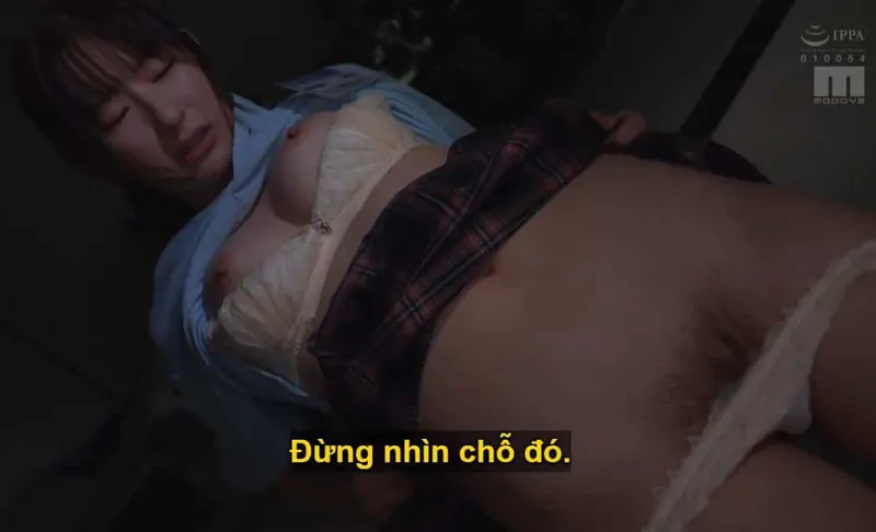 Ông chủ lập mưu "xxx" cô nhân viên dưới quyền kiêu kỳ lười nhác, suốt ngày bận rộn tán gẫu tin nhắn cùng người yêu.