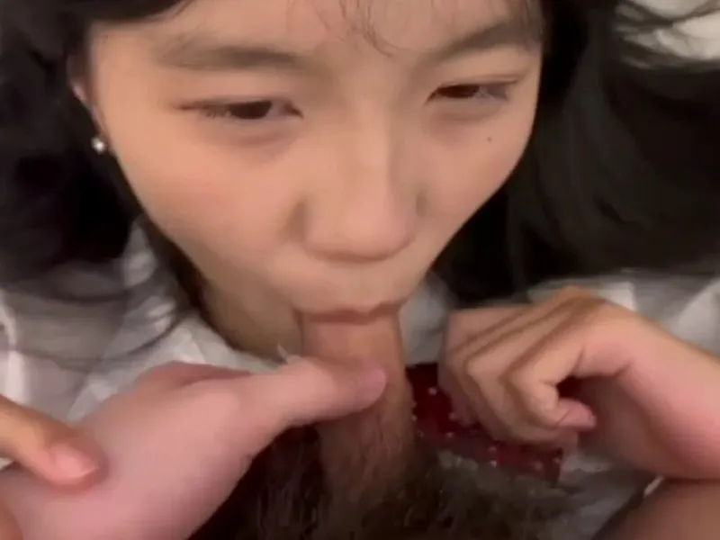 Em loli dễ thương mút chim biến em thành con em đĩ nứng p2